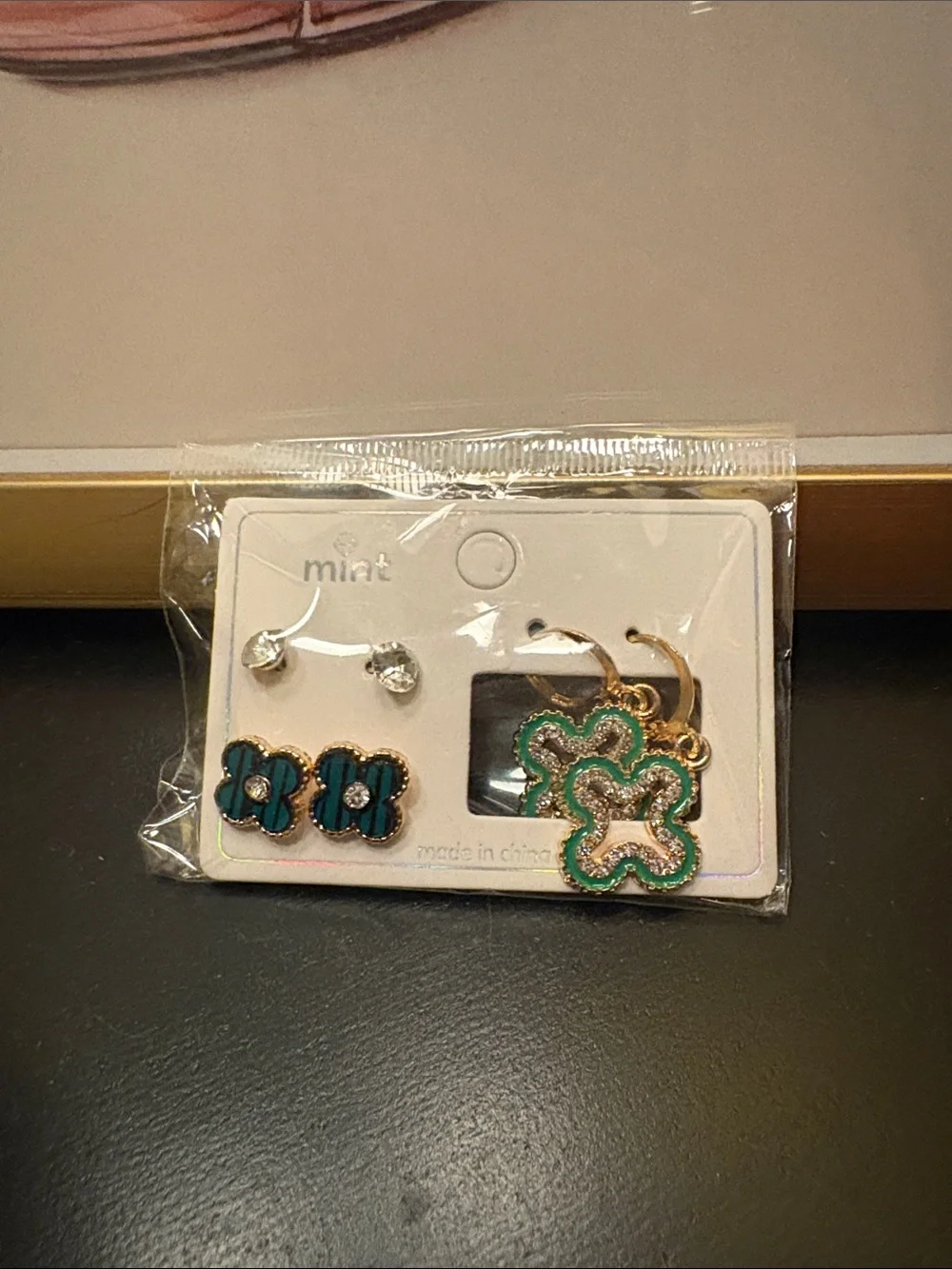2/20$♥️3 Mint Green Flower, Crystal Earrings